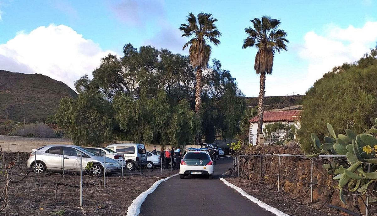 Durante la madrugada del viernes al sábado, la Policía Local de La Laguna actuó en una fiesta ilegal con 50 personas en la zona de Garimba. | policía local de la laguna | POLICÍA LOCAL SANTIAGO DEL TEIDE