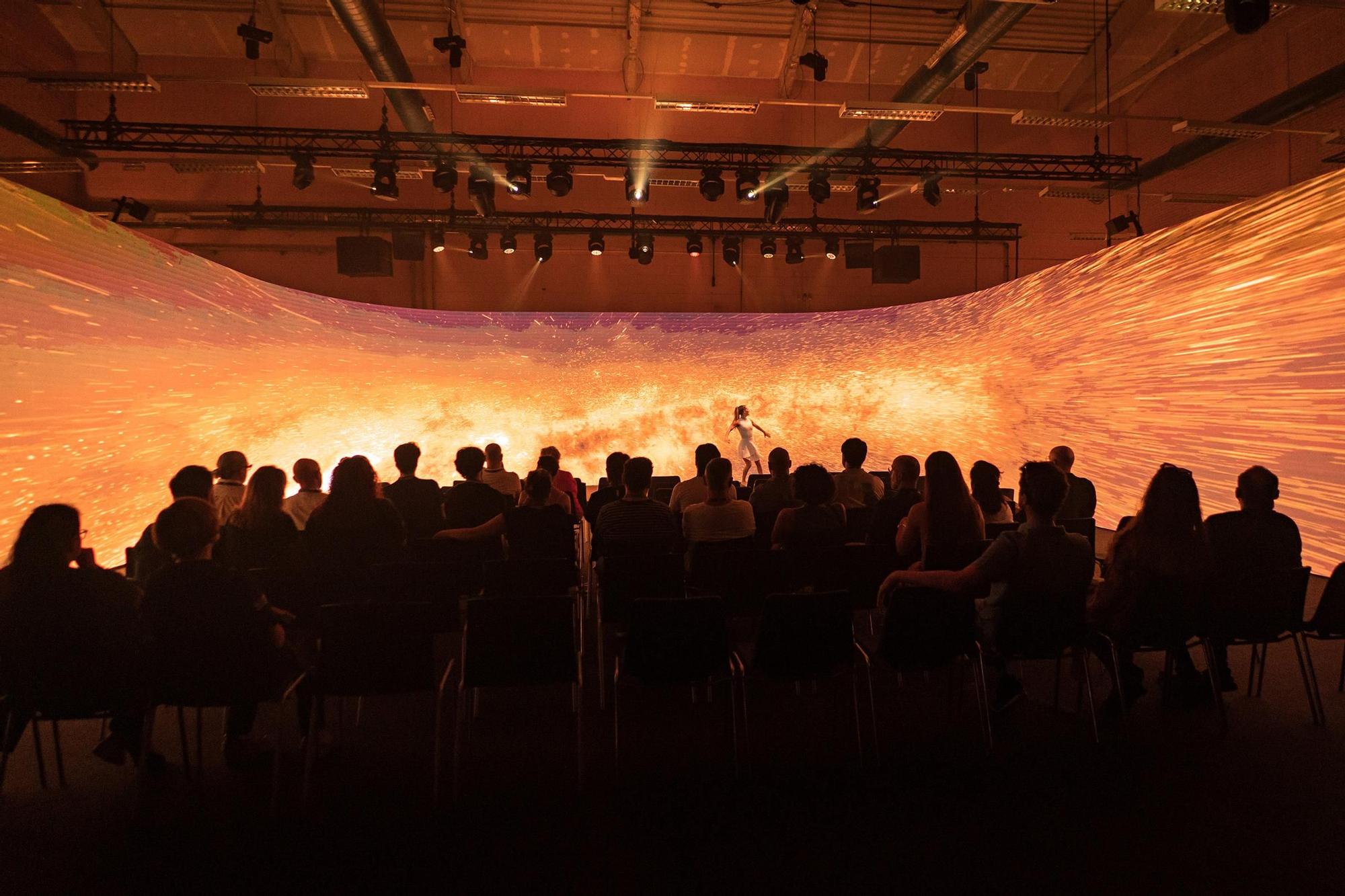 Asistentes a uno de los primeros pases de 'Génesis', el espectáculo híbrido de baile y tecnología.