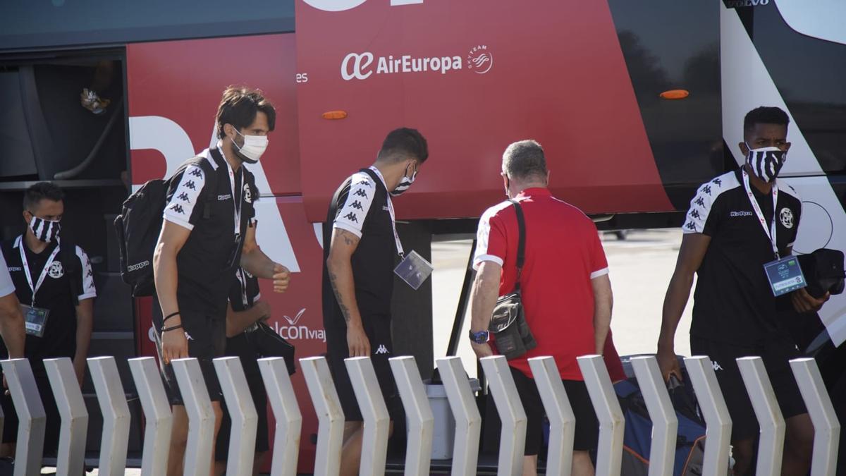 Los jugadores del Zamora CF llegan a la Nueva Balastera para jugar el ascenso