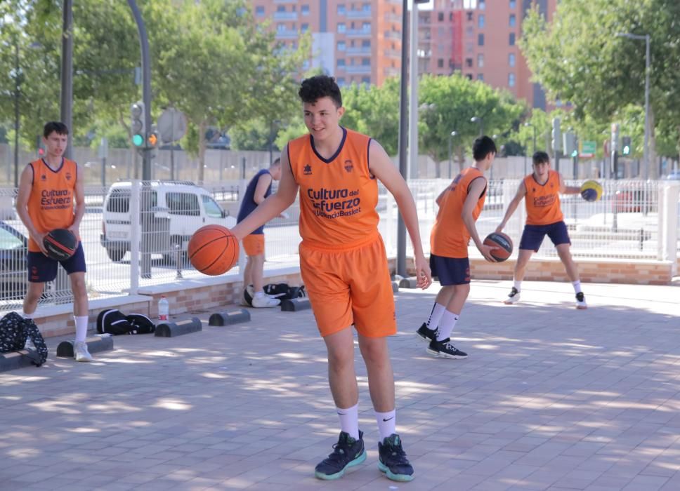 Cantera del Valencia Basket fuera de L'Alqueria