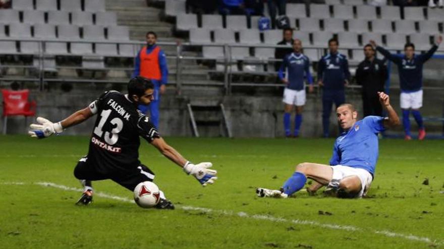 Cervero supera con su disparo al portero del Leganés en el segundo gol del Oviedo.