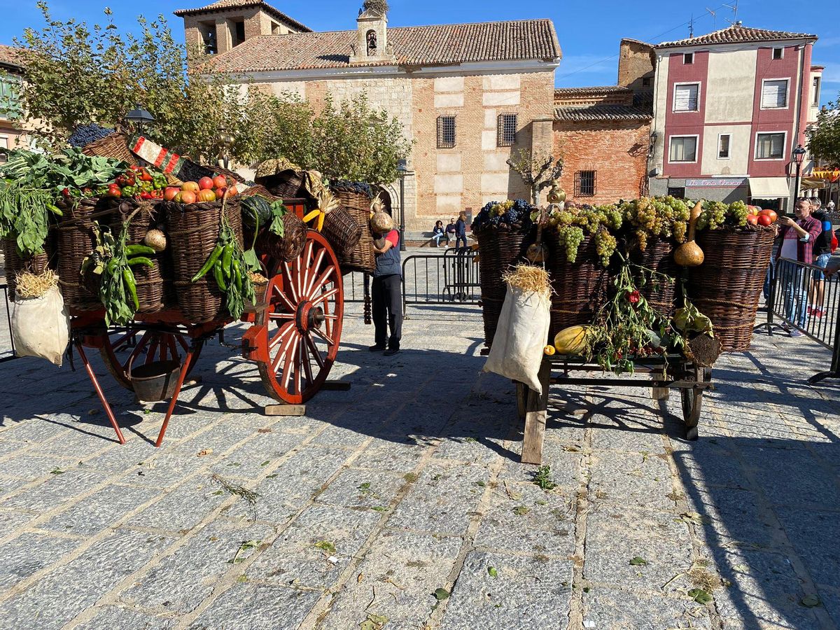 Dos carros engalanados en el desfile celebrado en una edición anterior de las fiestas