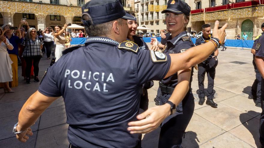 Más de un centenar de agentes han jurado su cargo como miembros de la Policía Local de Alicante