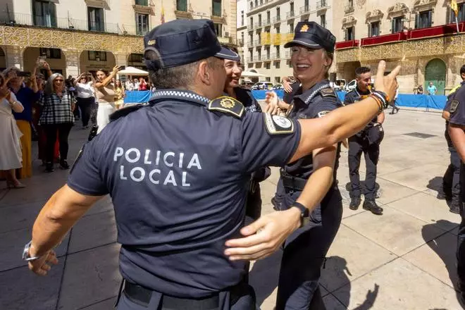 Más de un centenar de agentes han jurado su cargo como miembros de la Policía Local de Alicante