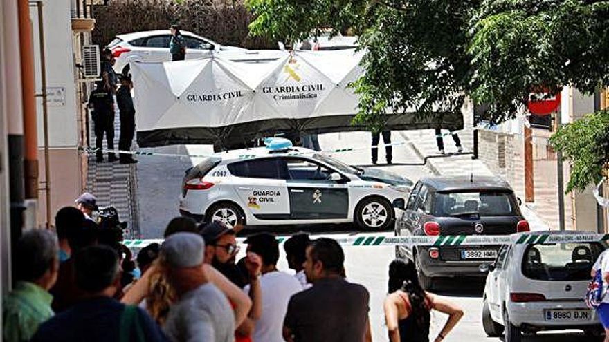 En la imagen, la Guardia Civil registra el domicilio en Rute en el que se cometió el crimen.