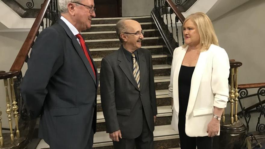 Edward S. Rubin junto a la presidenta del Ateneo Mercantil, Carmen de Rosa.