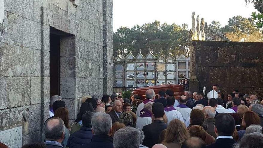 Un momento del entierro celebrado ayer en la parroquia de Santa María de Oural, en Boqueixón.