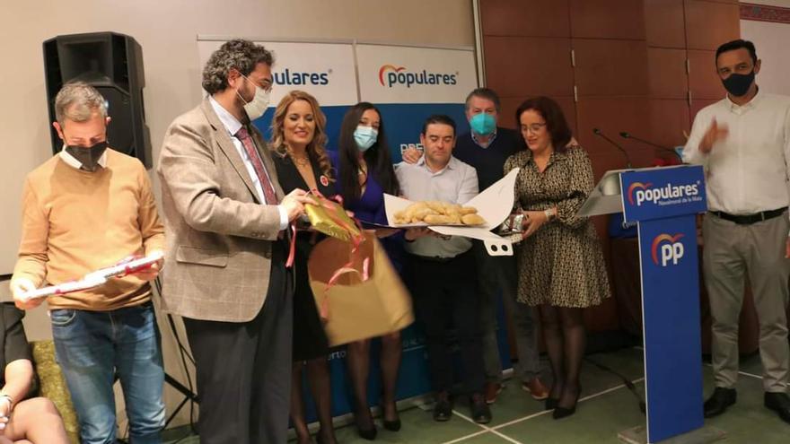 Jaime vega, presidente del PP, en primer plano, junto a otros compañeros y representantes de partido en la gala.