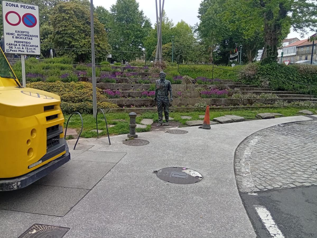 La estatua de Moncho Reboiras en Santiago aparece vandalizada con pintura roja