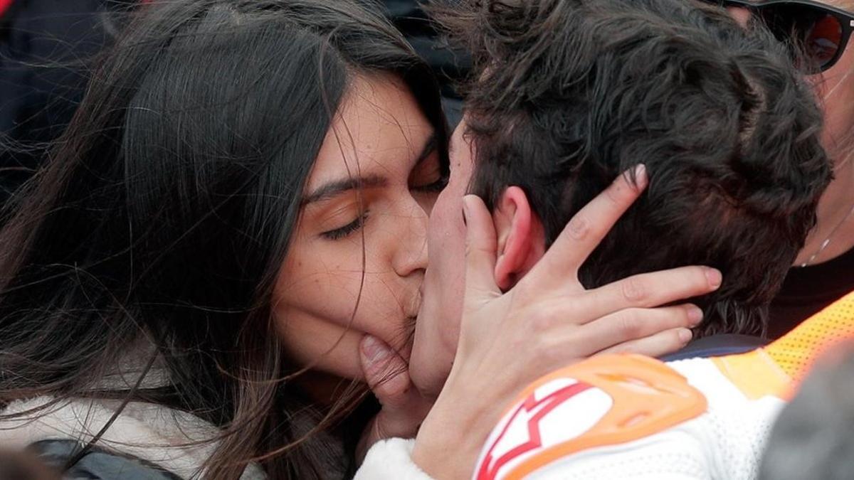 Lucía Rivera felicita a su novio Marc Márquez, ayer, en el 'corralito' del circuito valenciano de Cheste.