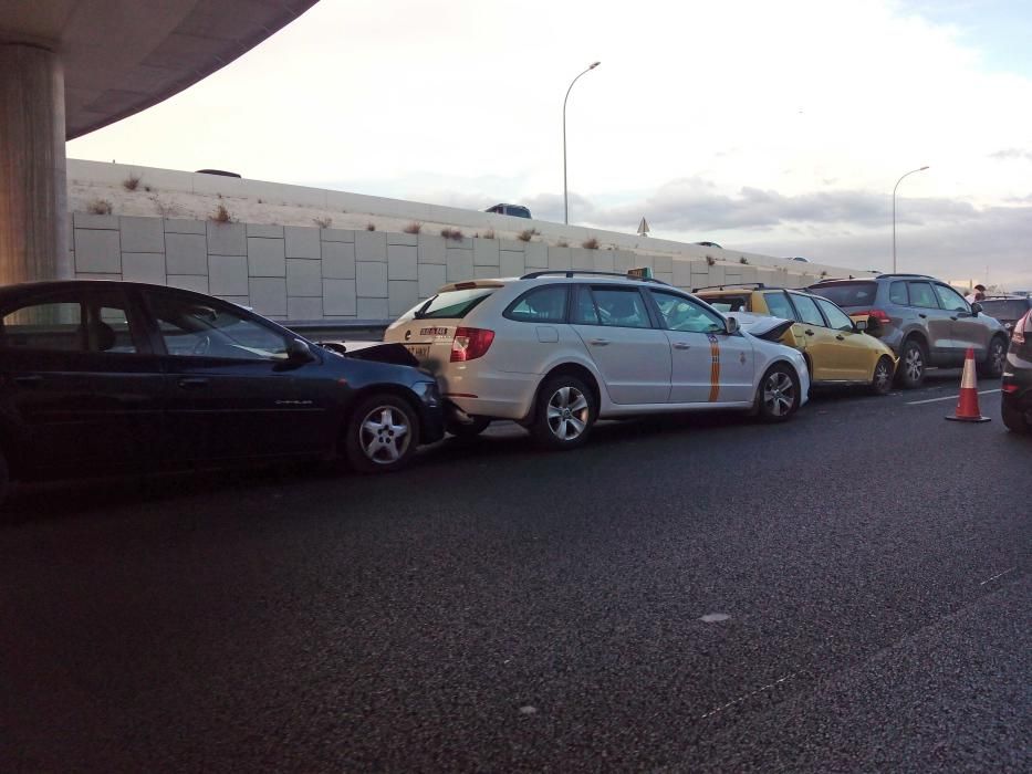 Caos de tráfico en la autopista de Llucmajor por un choque múltiple