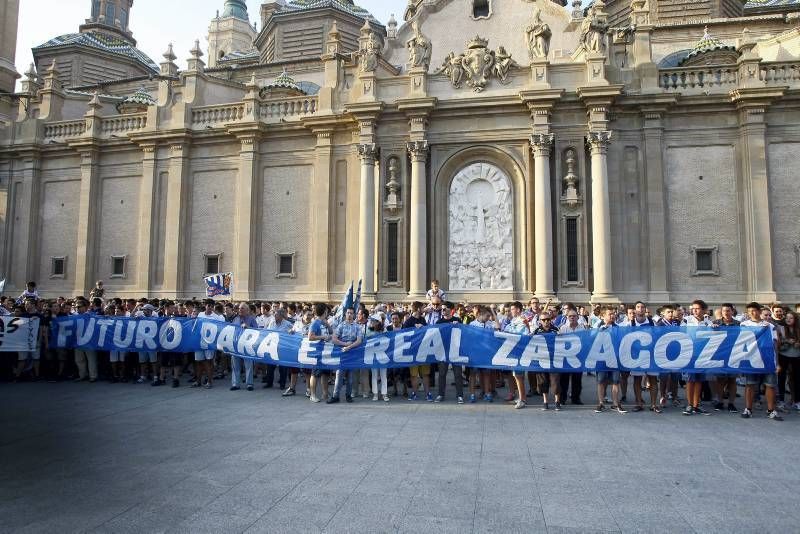 Concentración de aficionados por el futuro del Real Zaragoza