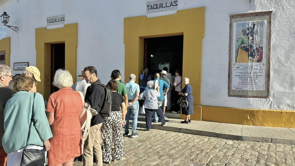 Largas colas en el primer día para adquirir las entradas del festival taurino