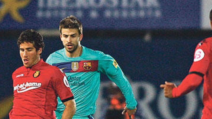 Hemed pasa el balón a Tissone ante la presión de Piqué en el partido del sábado en el Iberostar Estadio.