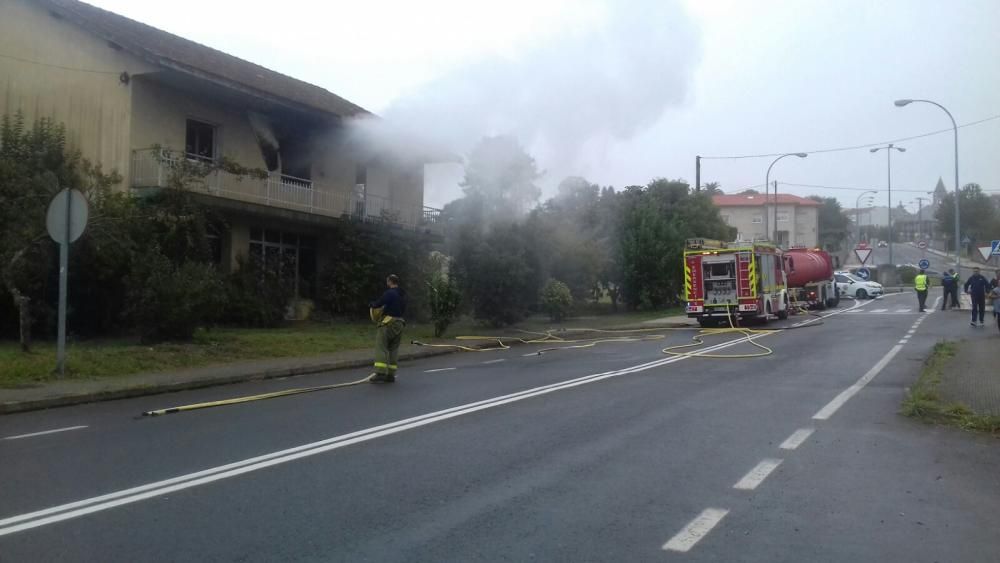 Los bomberos intervienen en el incendio de una casa en A Estrada