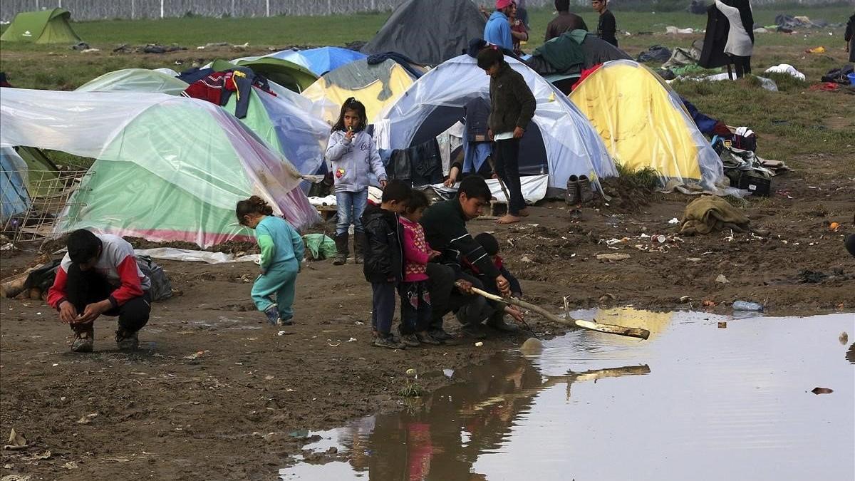 Un grupo de niños juega en un campamento de refugiados en Grecia