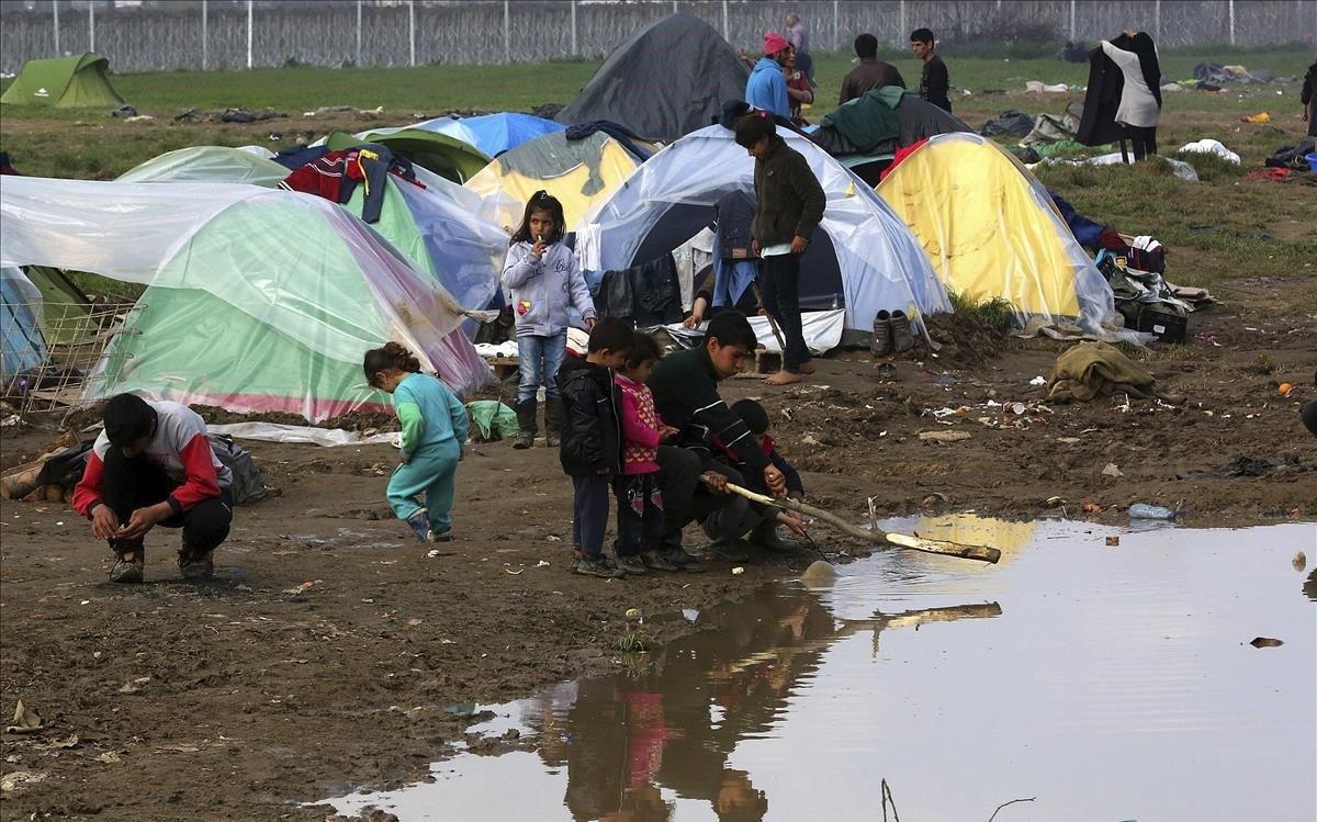 zentauroepp33224551 idn12 idomeni  grecia  18 03 2016   un grupo de ni os juega 200412121636