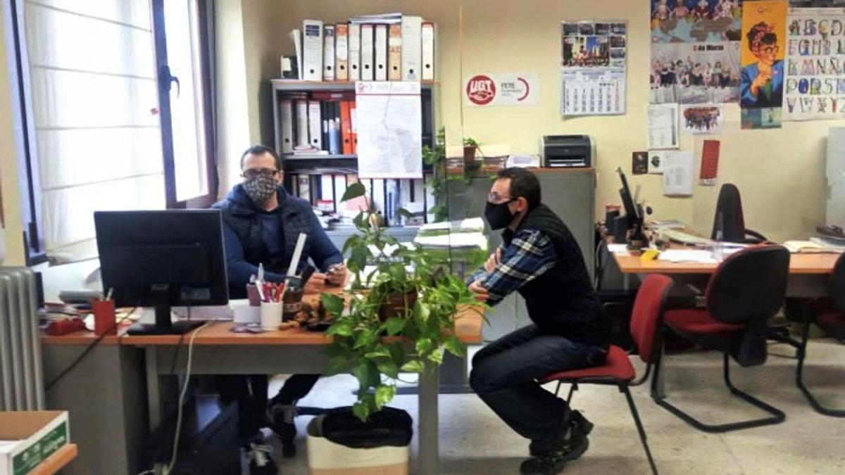 Un hombre es atendido en la sede de UGT Enseñanza de Zamora.