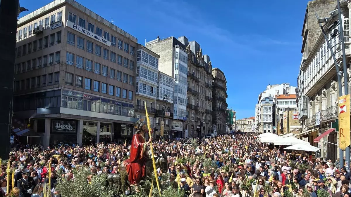La Borriquita en Vigo: devoción, fe y tradición que salta de generación en generación «con un ambiente muy bonito»