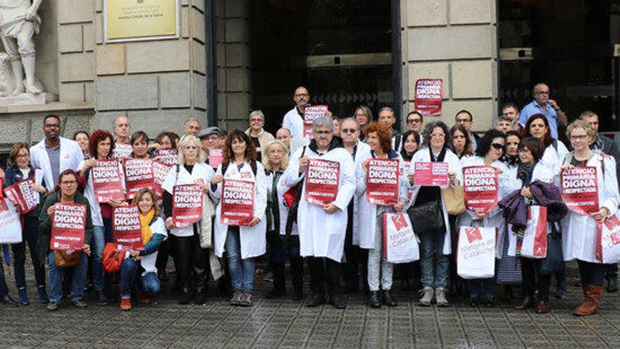 Facultatius d&#039;atenció primària davant la seu de l&#039;ICS, a Barcelona.