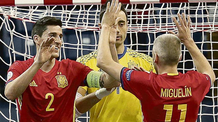 Ortiz, Miguelín y el portero Paco Sedano celebran el pase a la final.