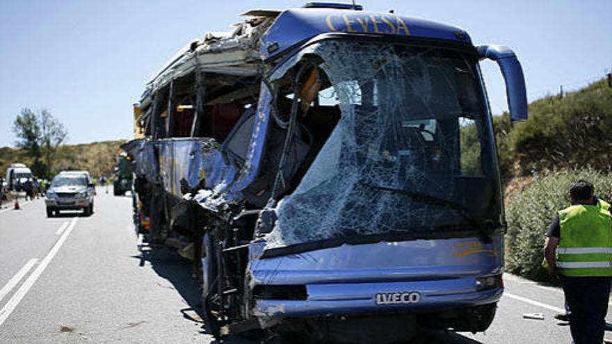 El autobús accidentado.