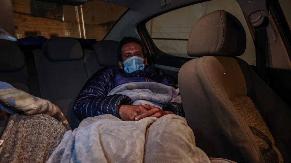 Saïd vive en su coche durante el día con una manta prestada de la Cruz Roja