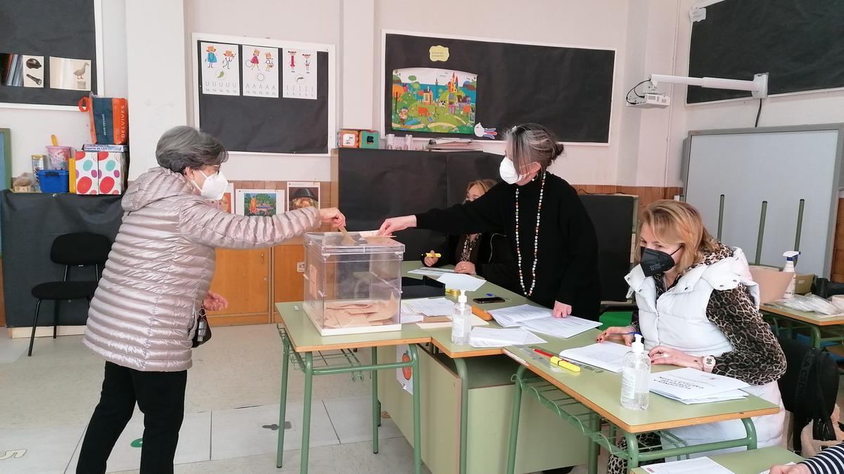 Una vecina ejerce su derecho al voto en una de las mesas del colegio Magdalena Ulloa