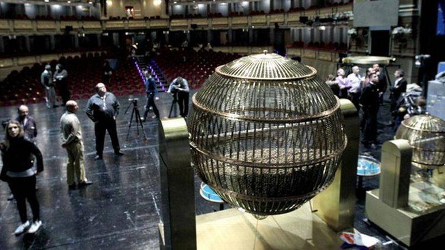 El Gordo espera ya entre las bambalinas del Teatro Real