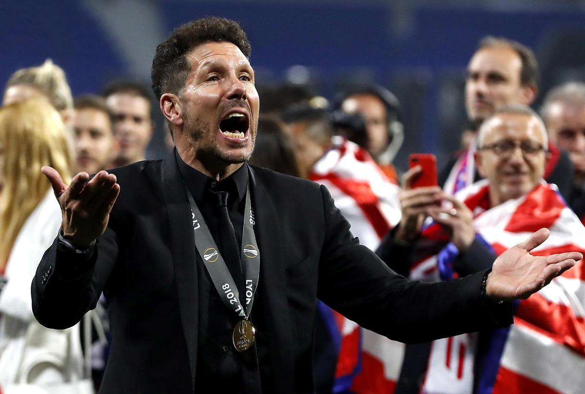 Simeone con la medalla que reconoce el título de campeones de la Europa League de 2018