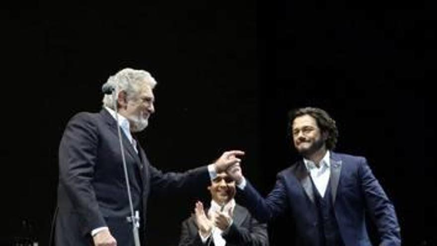 Plácido Domingo saluda al tenor Arturo Chacón, con el alcoyano aplaudiendo.