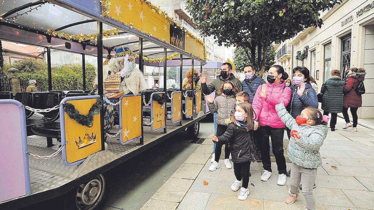 Sus Majestades de Oriente tuvieron que adaparse a la situación sanitaria. Los desfiles multitudinarios fueron sustituídos por recorridos en tren y entrega de regalos con controles de aforo.