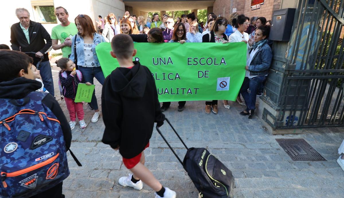 Concentración en el colegio El Romeral de Alcoy contra la posible pérdida de un aula, este viernes.