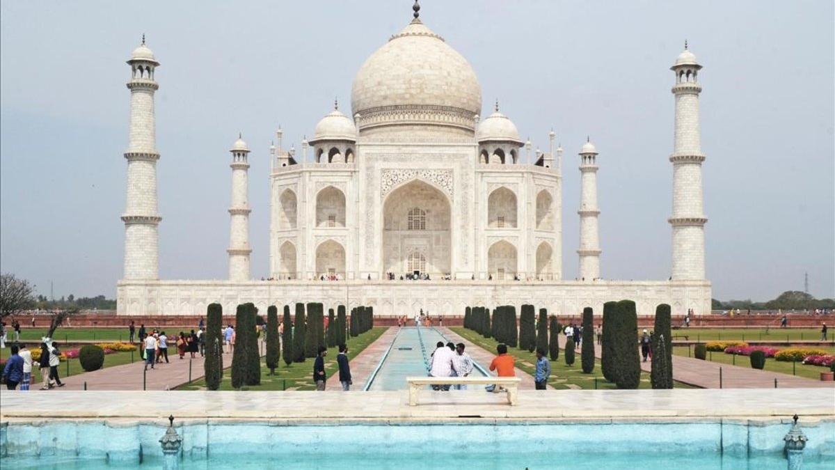 Un pequeño grupo de turistas observa el Taj Mahal, ayer.