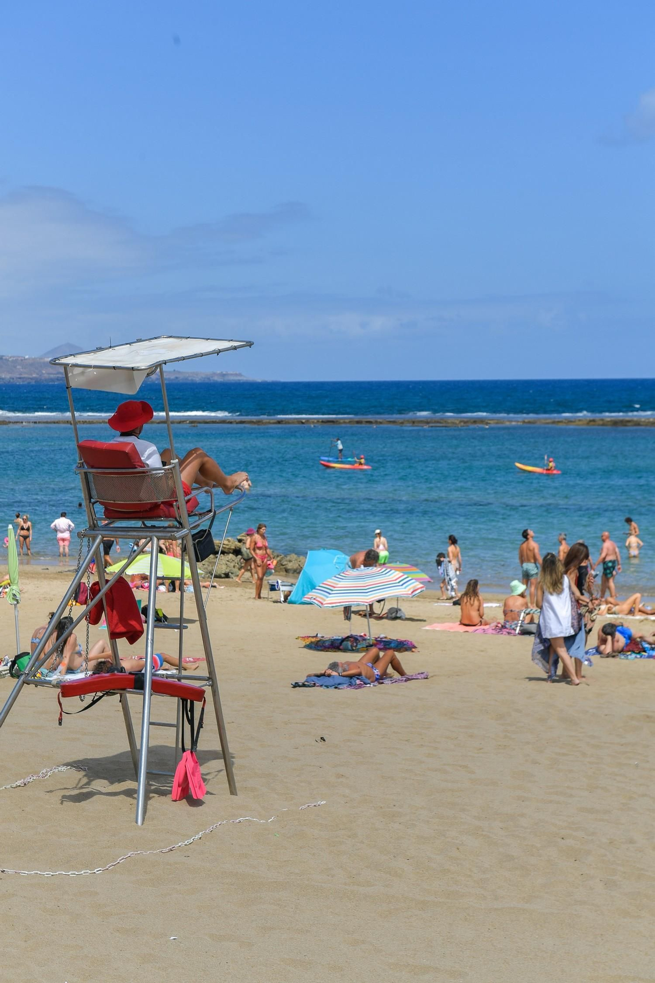 Día de playa en Las Canteras tras la noche de San Juan