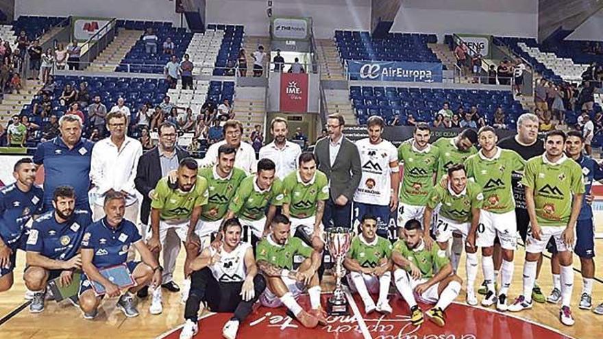 El Palma Futsal posa con el trofeo de campeÃ³n del VII Ciutat de Palma THB Hotels.