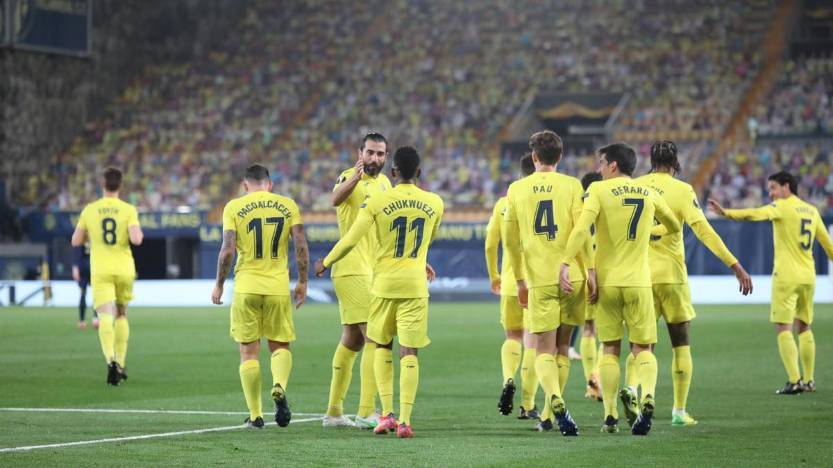 Los futbolistas del Villarreal, tras lograr el pase a semifinales de la Europa League eliminando al Dinamo de Zagreb.