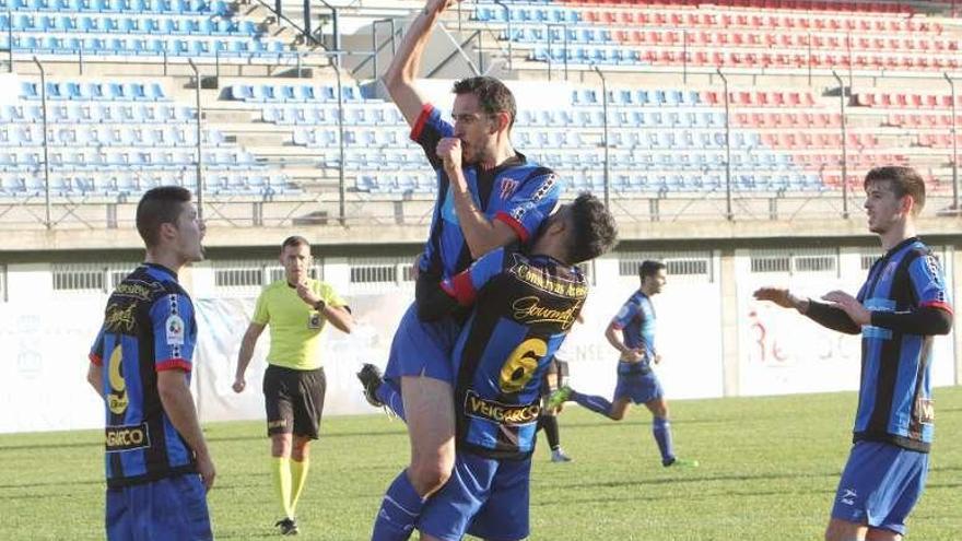 Capi celebra el primer tanto de los isleños en O Couto. // Iñaki Osorio