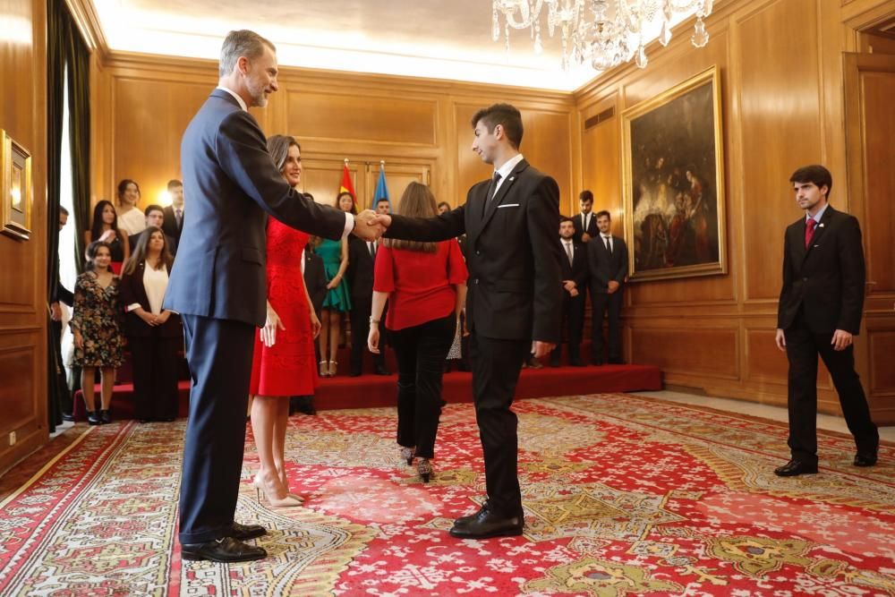 Los Reyes reciben a los mejores estudiantes de la Universidad de Oviedo.