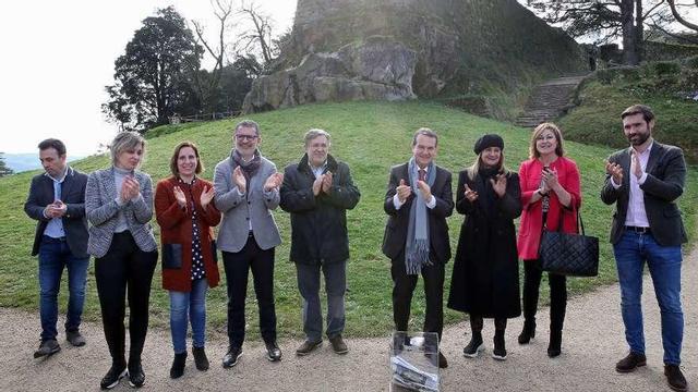 Abel Caballero y Carmela Silva en la colocación de la primera piedra frente a la fortaleza. // Marta G.Brea