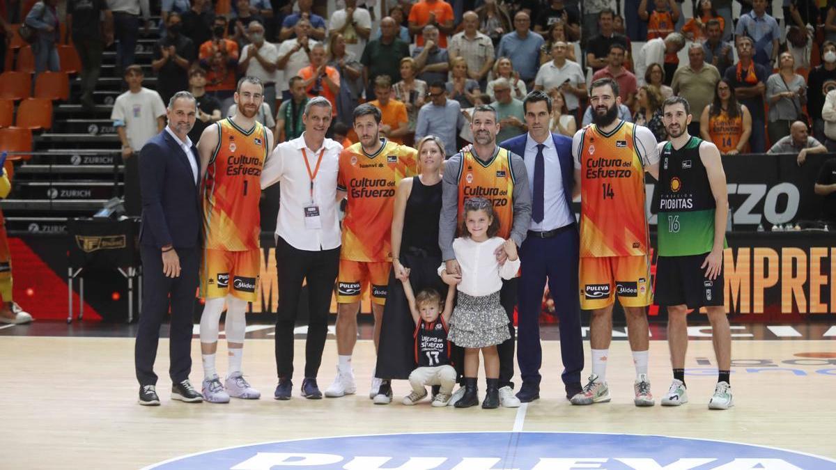 Familia y compañeros, junto a Rafa Martinez en el acto de retirada de su camiseta en La Fonteta