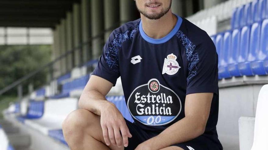 Borja Valle posa en la Ciudad Deportiva de Abegondo durante la pretemporada 2016-17.