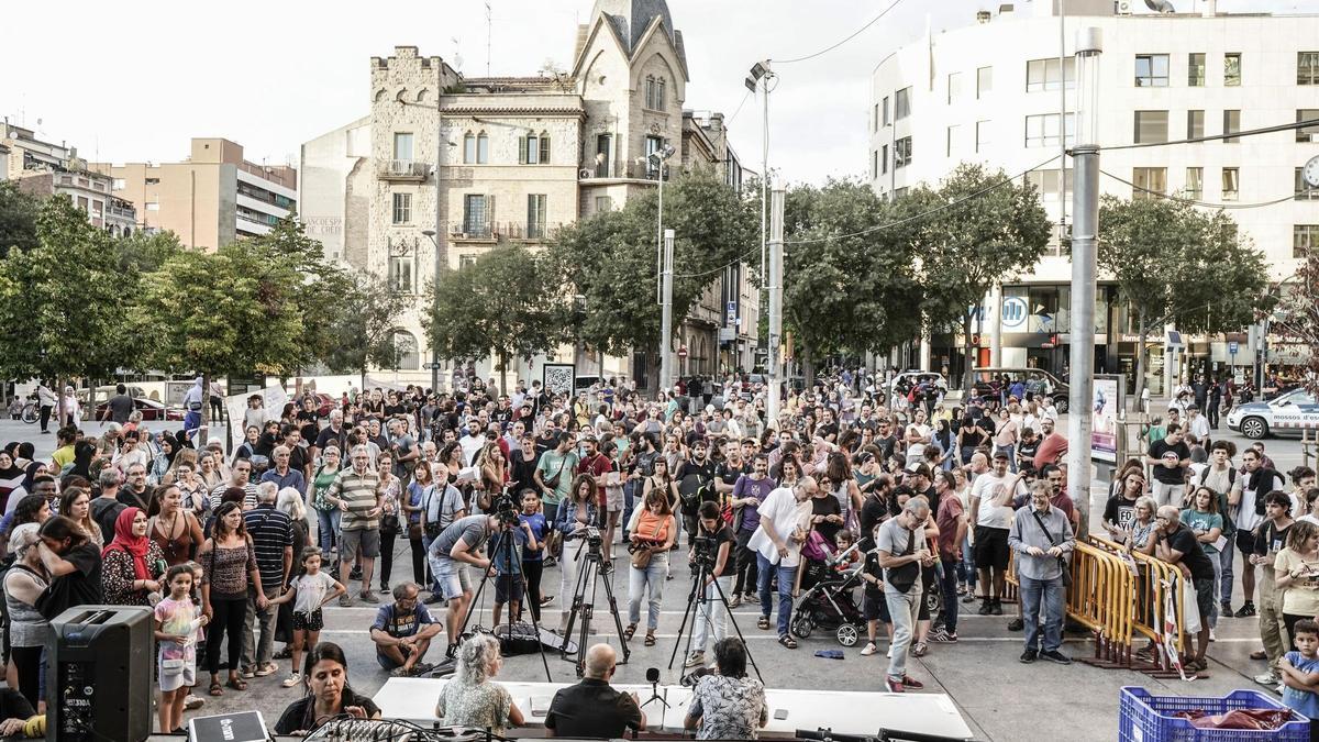 Prop de dues-centes persones es concentren a Sant Domènec per dir "prou al racisme"