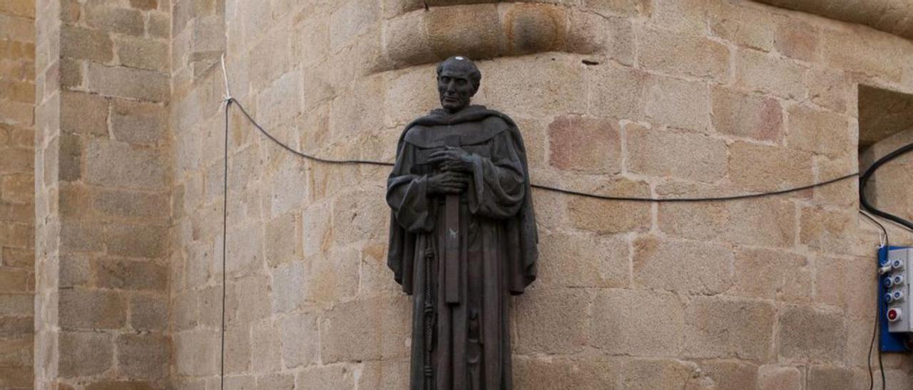 La talla de San Pedro de Alcántara, rodeada de cables. | JORGE VALIENTE