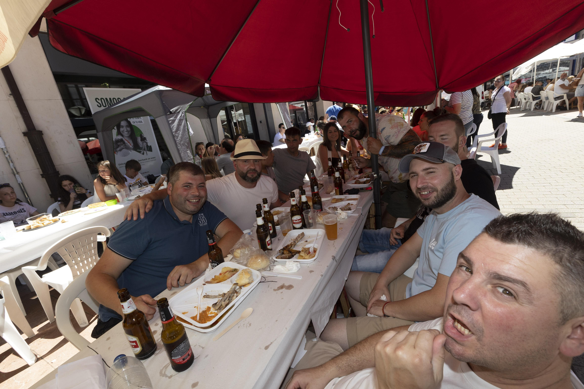 En imágenes: así fue la comida en la calle de Grado