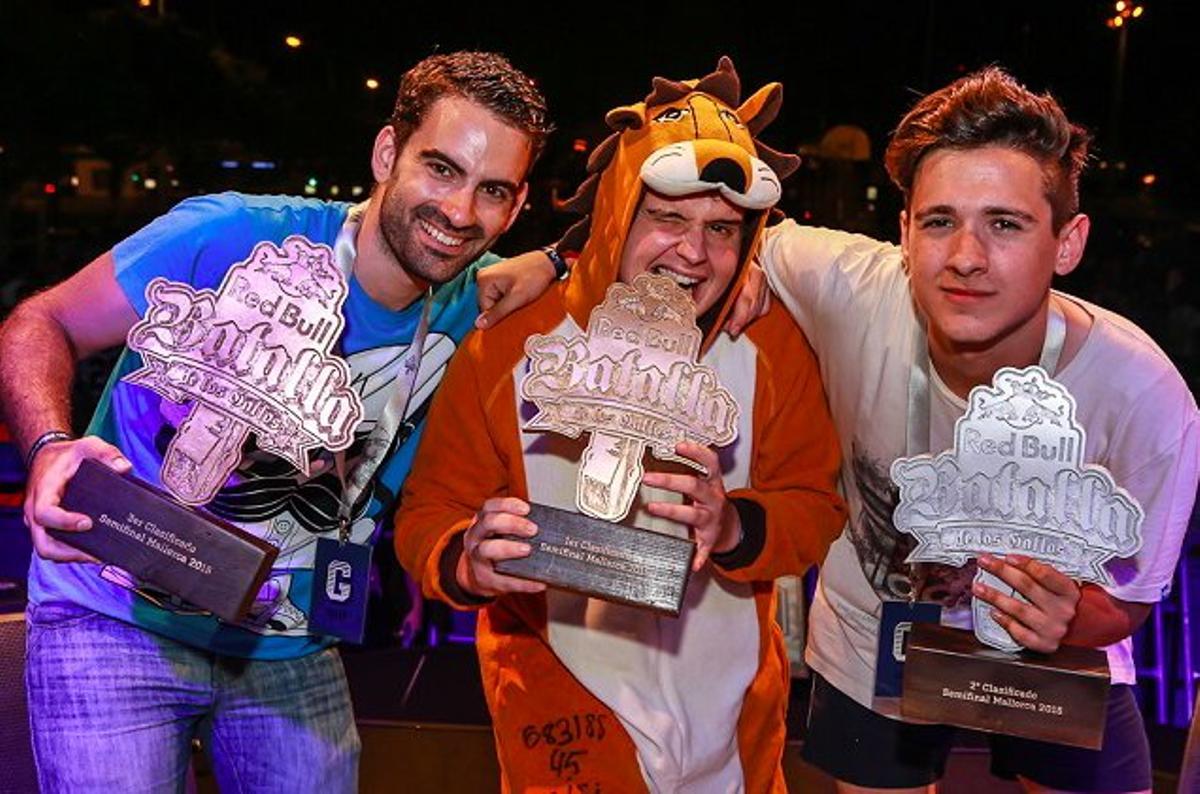 De izquierda a derecha: Navalha, tercer lugar; Arkano disfrazado de león, campeón; Barón, segundo puesto