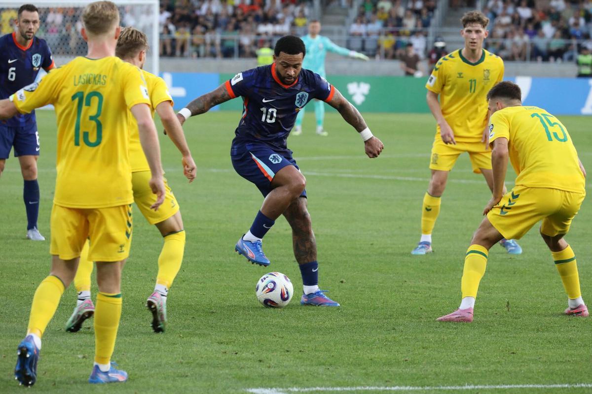 Memphis, in front of two Lithuanian defenses in Kaunas's duel.