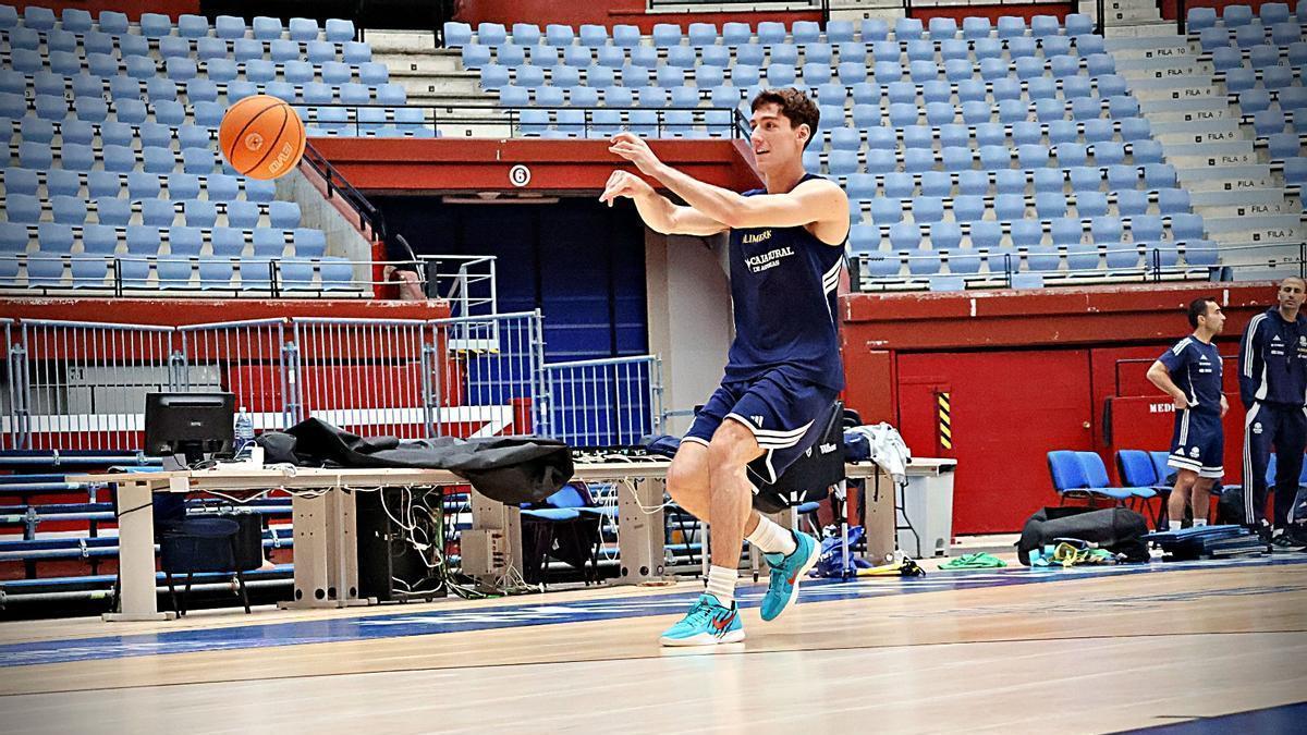 Raúl Lobaco durante un entrenamiento del Alimerka Oviedo Baloncesto en el play-off de ascenso ante Gipuzkoa