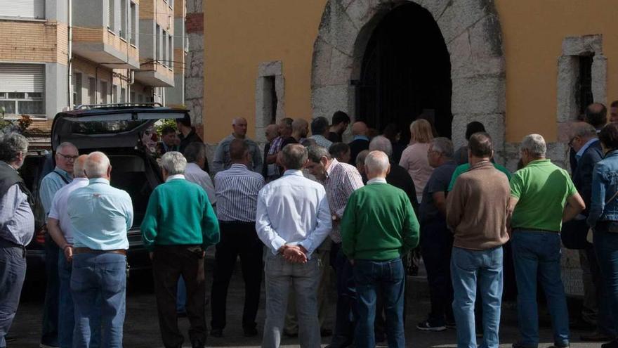 La entrada de la iglesia de Lugones, en el momento en que se introdujo el féretro en el templo.