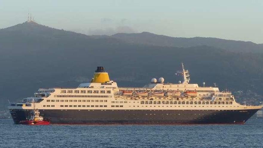 El &quot;Saga Sapphire&quot;, tras zarpar ayer del muelle de la Estación Marítima. // Alfredo Campos